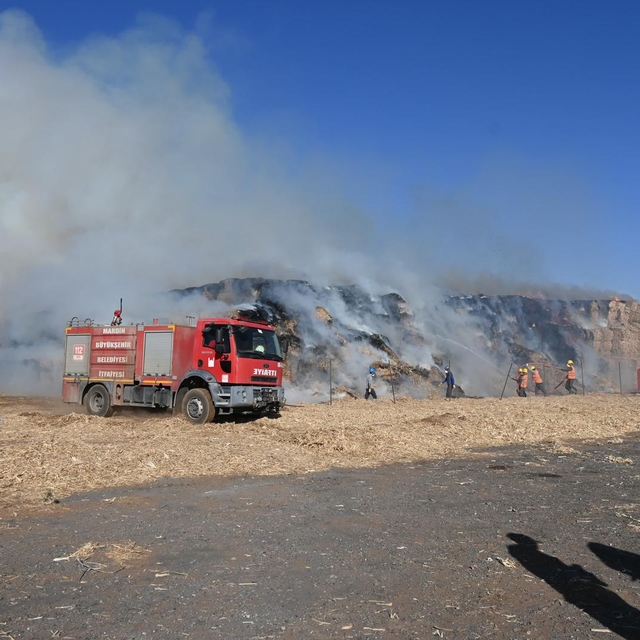 Mardin'de, istiflenen mısır balyaları alev aldı