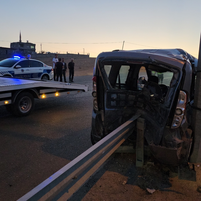 Siirt'te otomobil ile hafif ticari aracın çarpıştığı kazada 1 kişi yaraland...