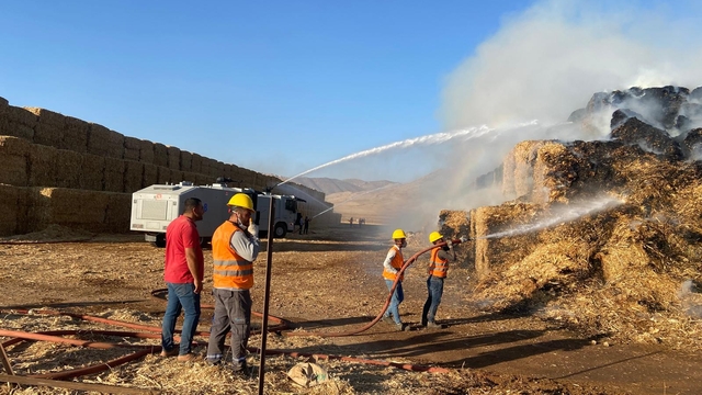 Mardin'de 'mısır balyası' yangınına müdahale sürüyor