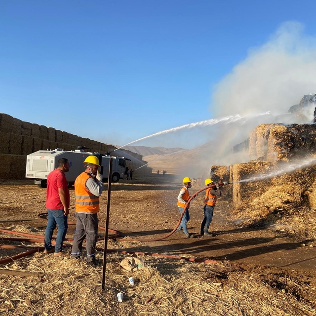 Mardin'de 'mısır balyası' yangınına müdahale sürüyor