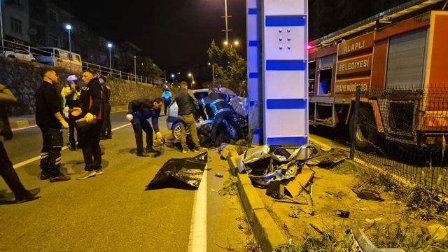 Otomobil, üst geçidin ayağına çarptı: 2 ölü