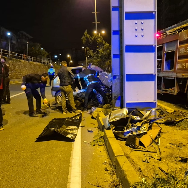 Otomobil, üst geçidin ayağına çarptı: 2 ölü