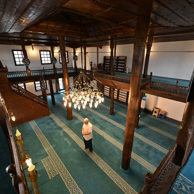 Trabzon'un yüzlerce yıllık camileri taş ve ahşap sanatının zengin örnekleri...