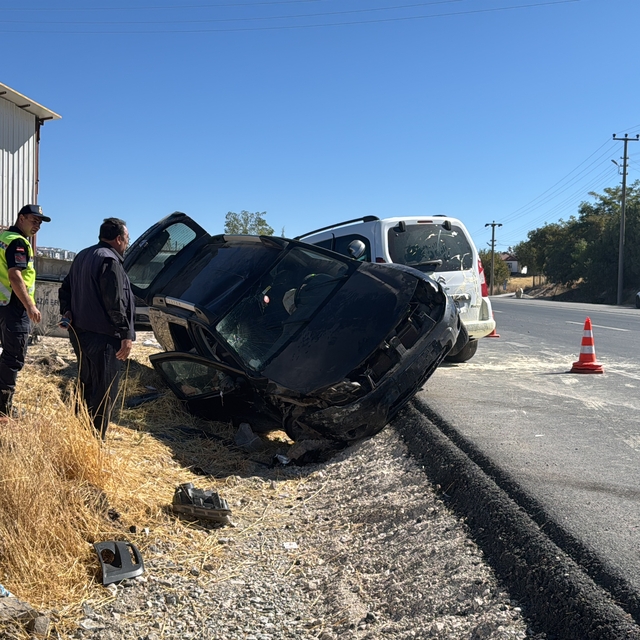 Elazığ'da park halindeki hafif ticari araca çarpan otomobilde bulunan 3 kiş...