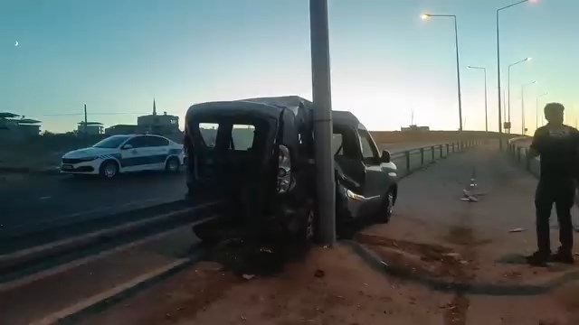 Otomobil ile çarpışan hafif ticari araç, bariyerlere saplandı; 1 yaralı