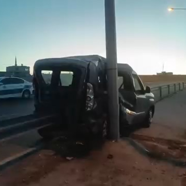 Otomobil ile çarpışan hafif ticari araç, bariyerlere saplandı; 1 yaralı