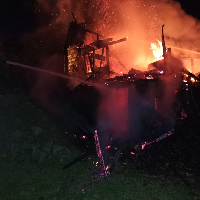 Ordu'da 2 katlı ahşap ev yandı