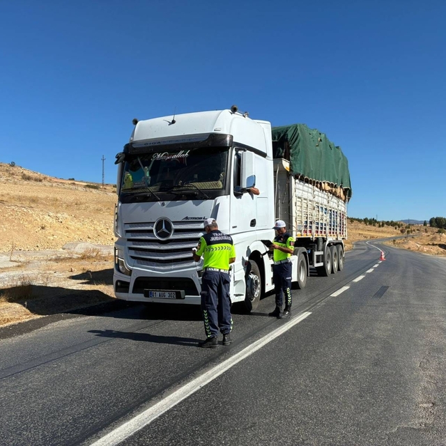 Yozgat'ta jandarma ekipleri yük taşıyan araçları denetledi