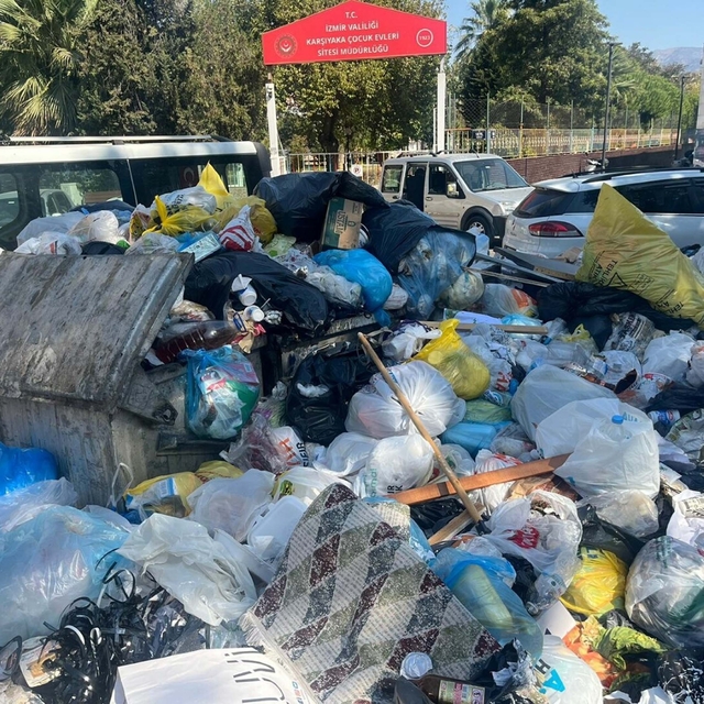 Karşıyaka'da eylem bitti; çöpler bugün de toplanmadı