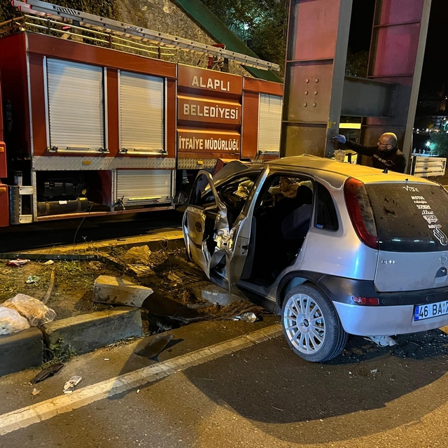 Zonguldak'ta üst geçidin direğine çarpan otomobildeki 2 kişi öldü