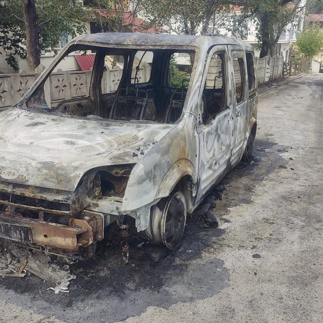 Şehit polis memurunun babasının aracı, park halindeyken yandı