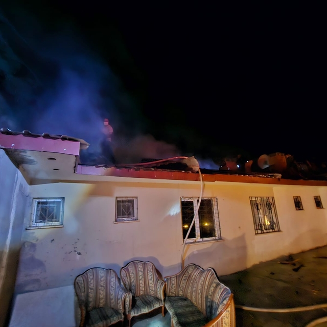 Elazığ'da evde çıkan yangında 3 kişi dumandan etkilendi