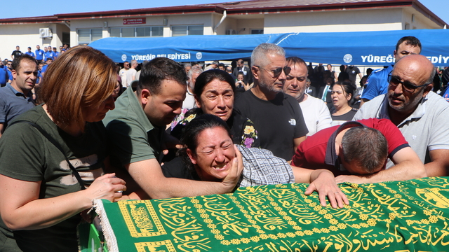 Kazada ölen cezaevi memurları, son yolculuklarına uğurlandı; 'Berk sensiz yapamam, açın tabutu'