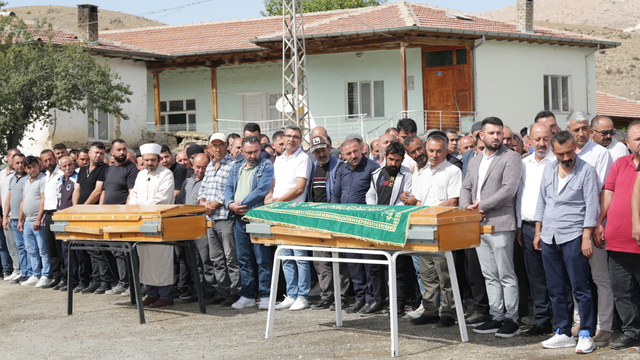 Konya'da trafik kazasında hayatını kaybeden ikiz kardeşler defnedildi