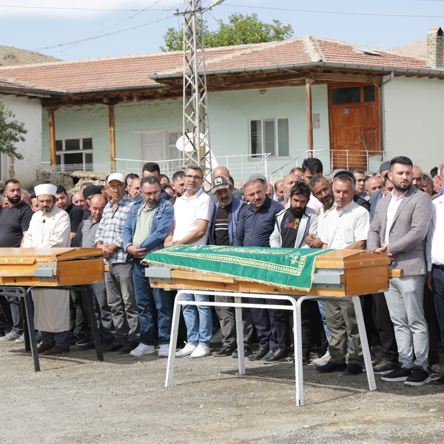 Konya'da trafik kazasında hayatını kaybeden ikiz kardeşler defnedildi