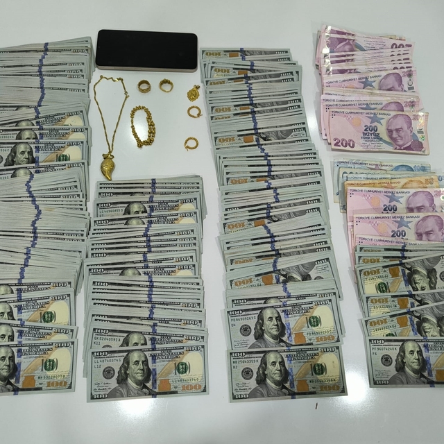 Mersin'de dolandırıcılık yaptıkları iddiasıyla yakalanan 4 şüpheliden 3'ü t...