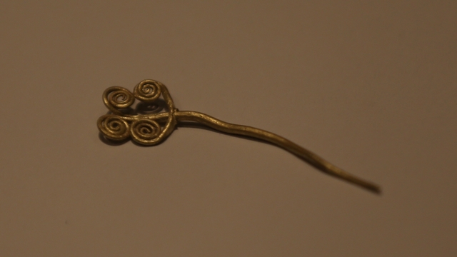 Troya'da çıkartılan 4 bin 500 yıllık altın broş antik kentteki önemli buluntular arasına girdi