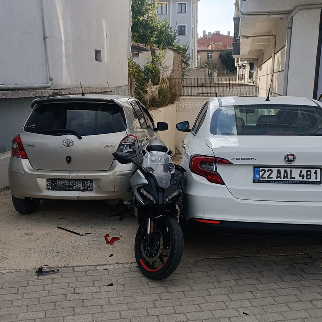Motosiklet, otomobile çarpıp başka aracın üzerine düştü; 1 yaralı