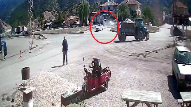 Otomobiller çarpıştı; 2 yaralı