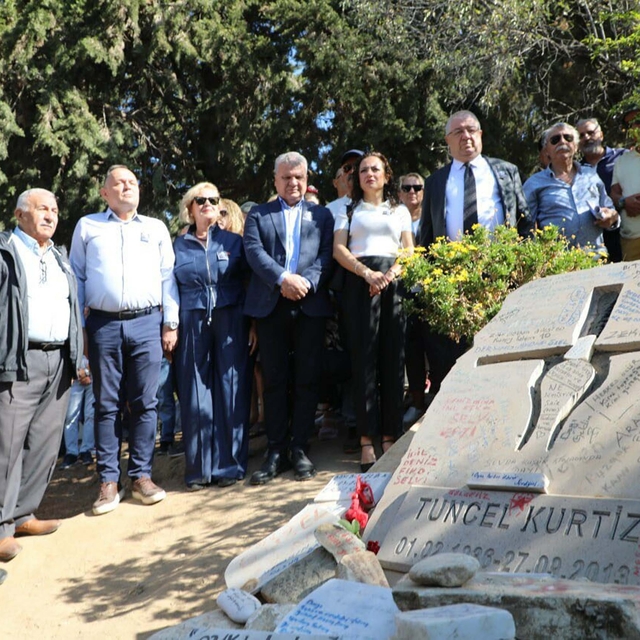 Tuncel Kurtiz, ölümünün 12'nci yıl dönümünde mezarı başında anıldı