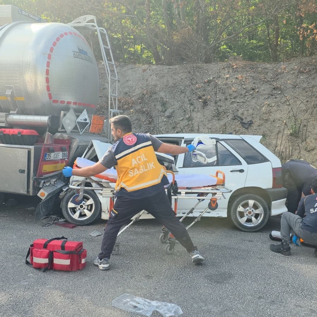 Bursa'da otomobilin park halindeki tankere çarptığı kazada 5 kişi yaralandı