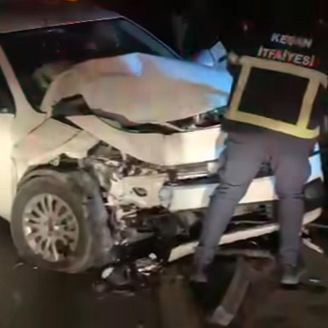 Edirne'de iki otomobilin çarpıştığı kazada 5 kişi yaralandı