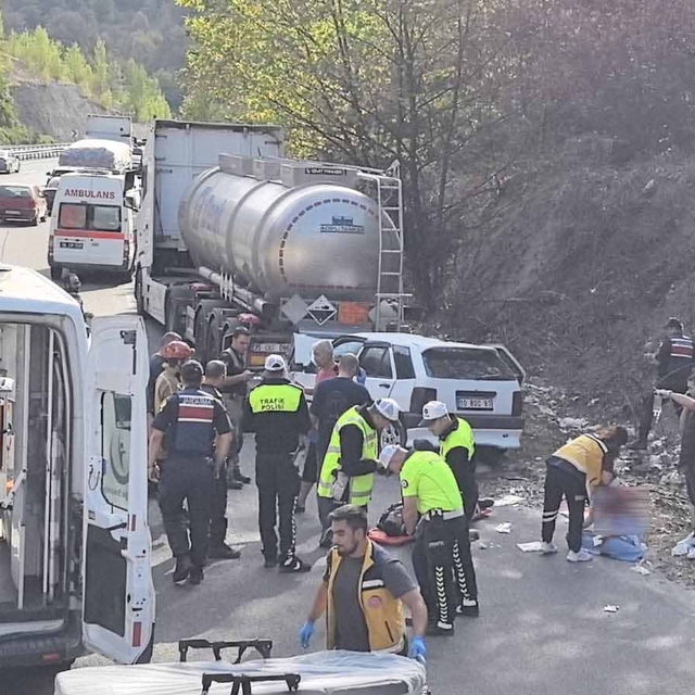 Otomobil, park halindeki asit yüklü tankere çarptı: 1'i bebek, 5 yaralı