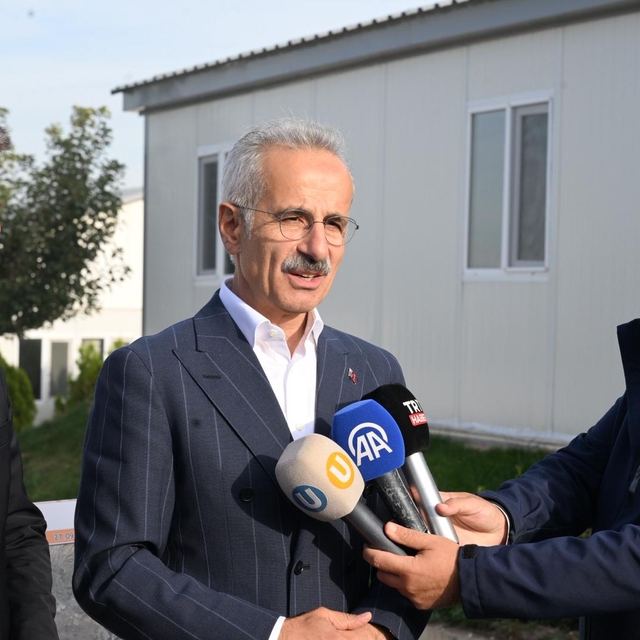 Bakan Uraloğlu, Çorum-Mecitözü-Amasya kara yolu şantiyesinde incelemede bul...