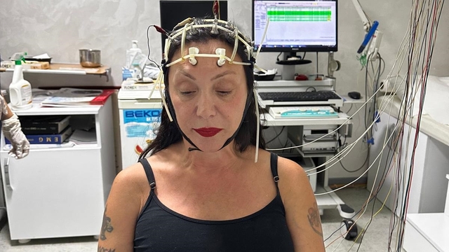 Şarkıcı Güllü'nün kızı: Roman havası eşliğinde oynarken düştü (2)