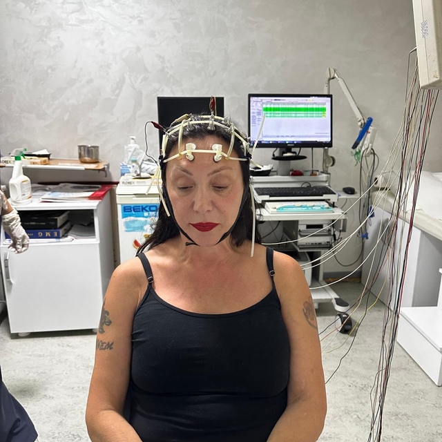 Şarkıcı Güllü'nün kızı: Roman havası eşliğinde oynarken düştü (2)