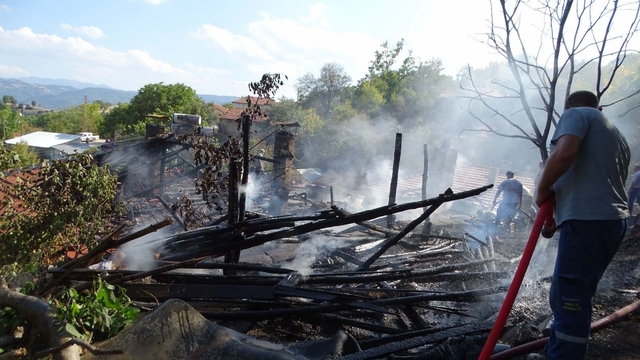 Evde çıkan yangın ormana sıçramadan söndürüldü
