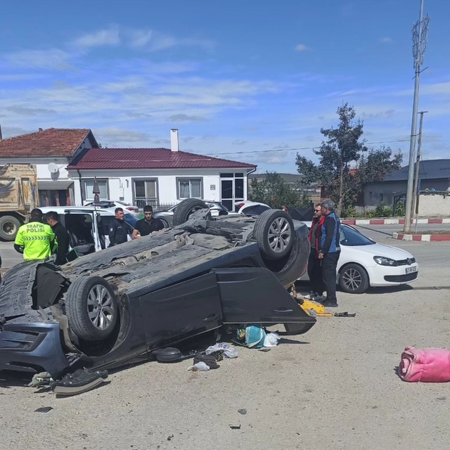 Samsun'da devrilen otomobildeki 3 kişi yaralandı