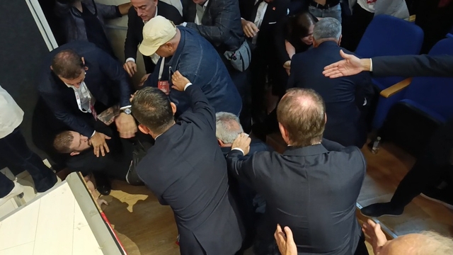 Kocaeli'de CHP ilçe kongresinde partililer kavga etti