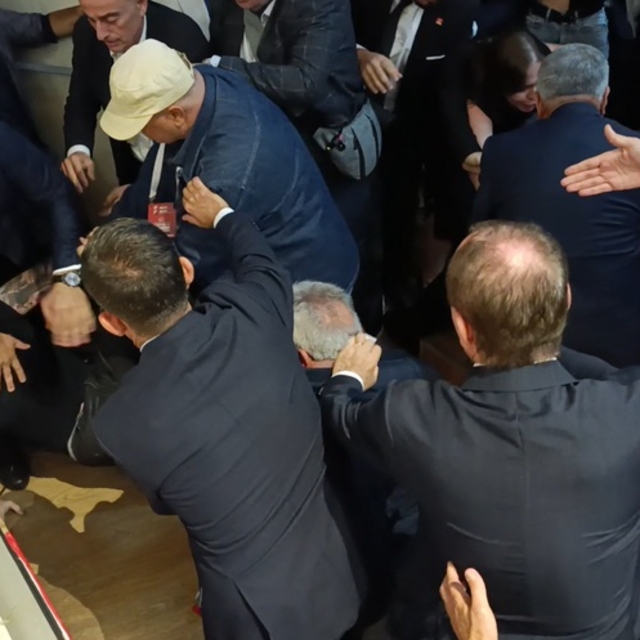 Kocaeli'de CHP ilçe kongresinde partililer kavga etti