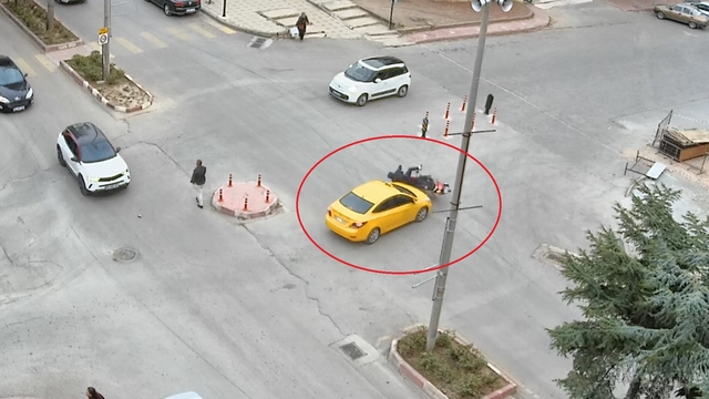 Taksi ile motosikletin çarpıştığı kaza kamerada, 2 yaralı