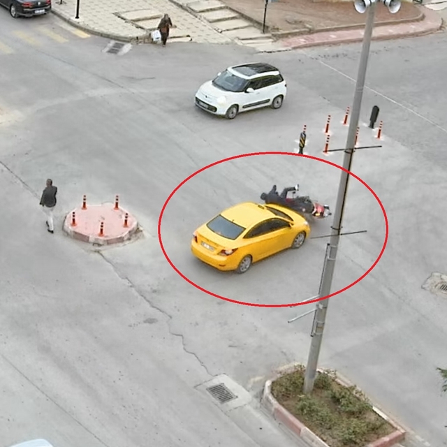 Taksi ile motosikletin çarpıştığı kaza kamerada, 2 yaralı