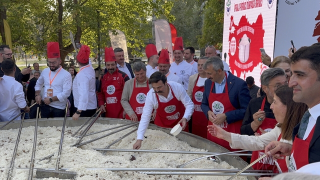 Edirne'de dev tencerede İpsala pirincinden yapılan 6 ton pilav vatandaşlara dağıtıldı