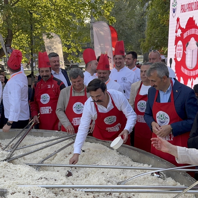 Edirne'de dev tencerede İpsala pirincinden yapılan 6 ton pilav vatandaşlara...