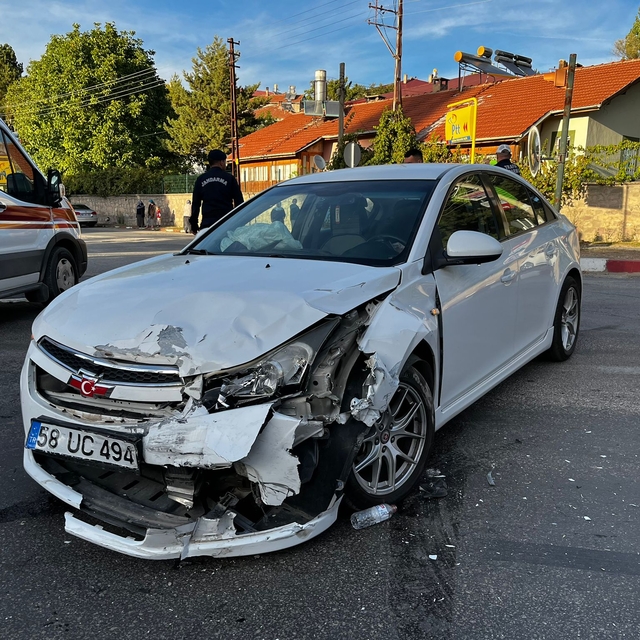 Sivas'ta iki otomobilin çarpıştığı kazada 3 kişi yaralandı