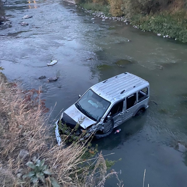 Kars Çayı'na düşen hafif ticari aracın sürücüsü ekiplerce kurtarıldı