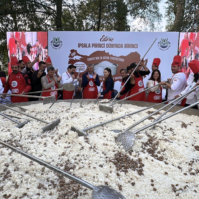 Edirne'de Türkiye'nin en büyük tenceresinde 6 ton pilav pişirildi