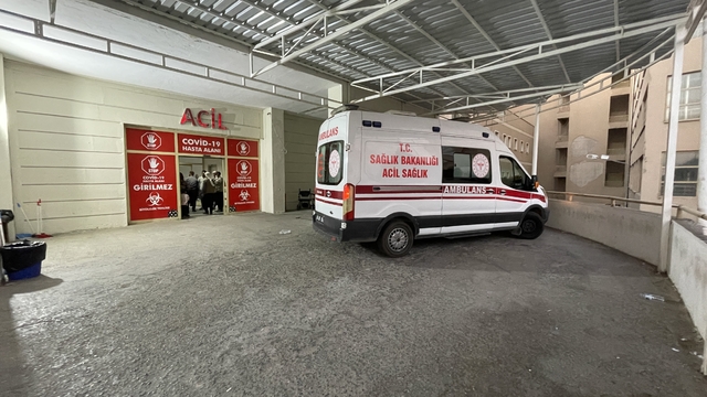 Şanlıurfa'da otomobille kamyonetin çarpıştığı kazada 3 kişi yaralandı