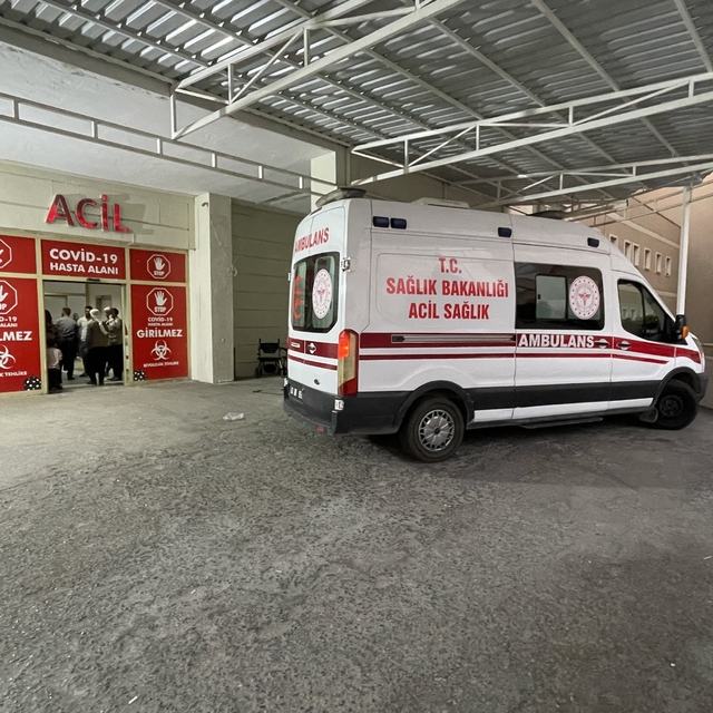 Şanlıurfa'da otomobille kamyonetin çarpıştığı kazada 3 kişi yaralandı