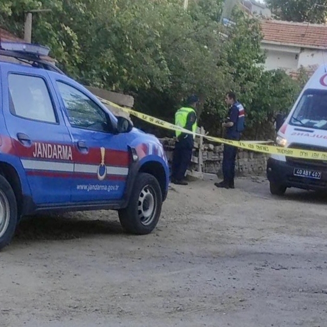 Kırşehir'de bir kişi, anne ve babasını bıçakla öldürüp 2 akrabasını yaralad...