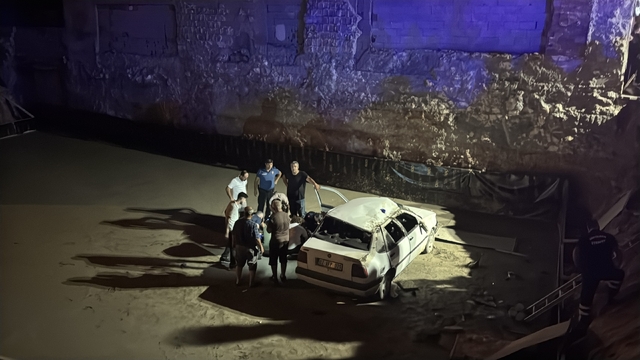 Adıyaman'da inşaat temeline devrilen araçtaki 4 kişi yaralandı