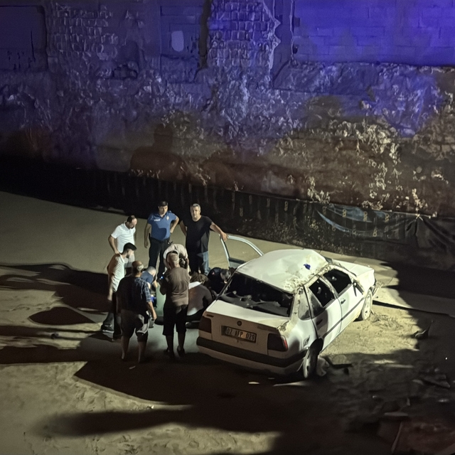 Adıyaman'da inşaat temeline devrilen araçtaki 4 kişi yaralandı