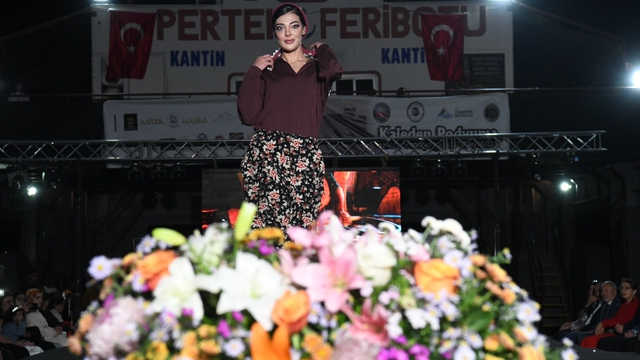 Tunceli'de "Kaleden Podyuma, Bir Pertek Rüyası Defilesi" yapıldı