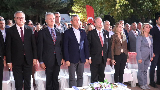 CHP Genel Başkanı Özel, Uşak'ta Ferdi Zeyrek Amfi Salonunun açılışını yaptı