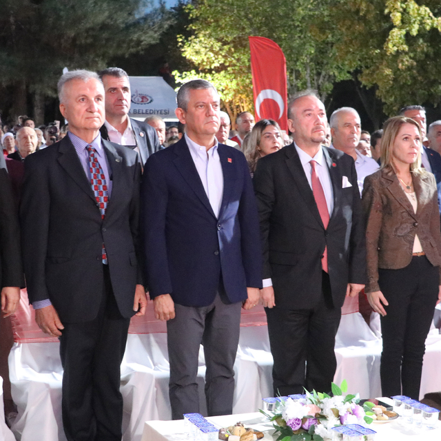 CHP Genel Başkanı Özel, Uşak'ta Ferdi Zeyrek Amfi Salonunun açılışını yaptı