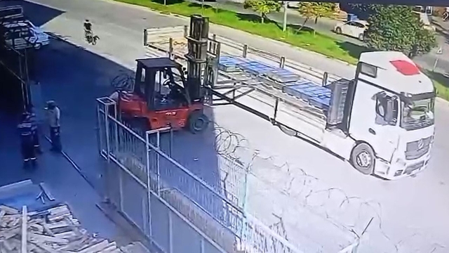 Bisikletiyle ilerlerken forkliftin çatalına çarpıp ağır yaralandı; kaza anı kamerada